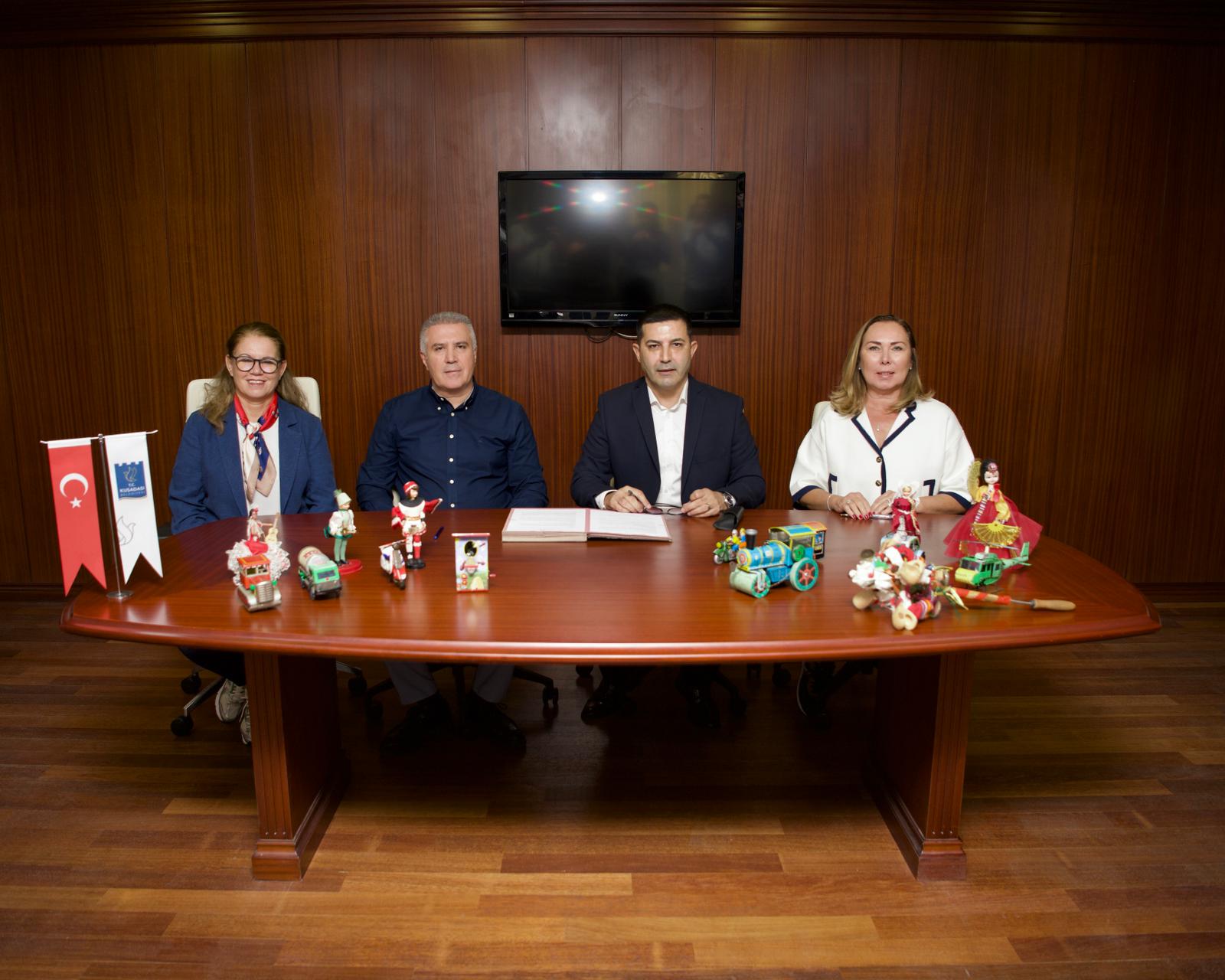 Kuşadası Belediye Başkanı Ömer Günel, koleksiyoncu Ayla Adanalı ve ARYA