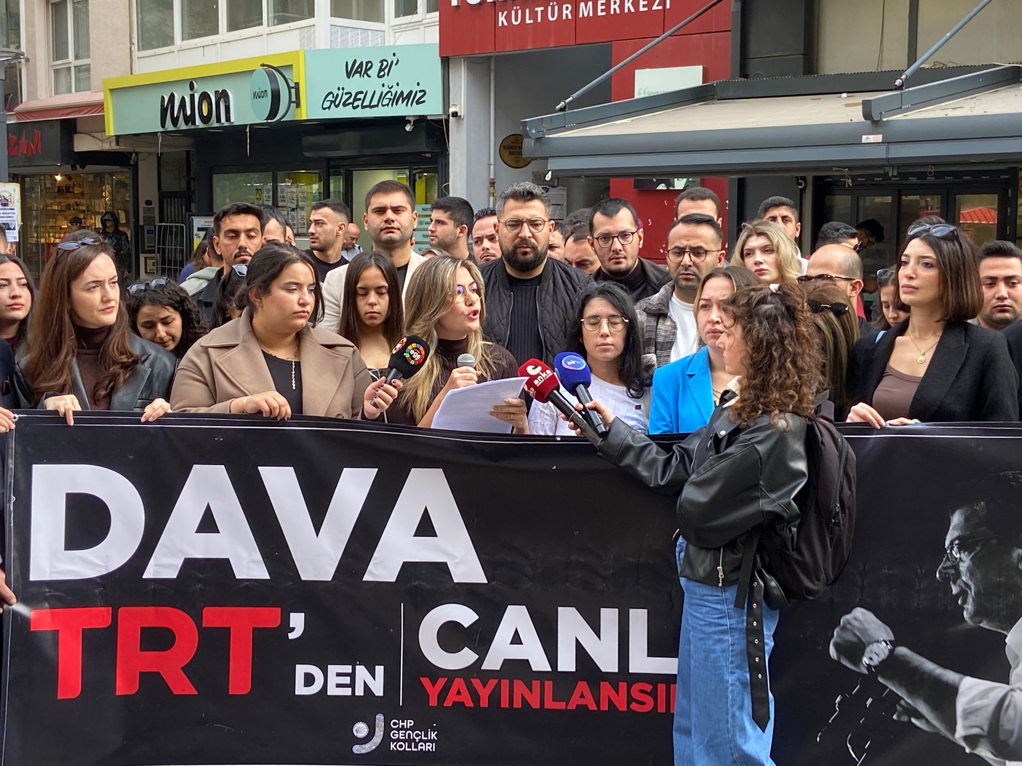 CHP İzmir İl Gençlik Kolları, Ekrem İmamoğlu’nun davasının TRT’de canlı