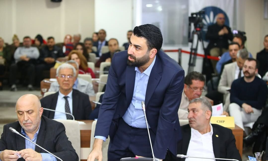 Karabağlar Belediye Meclisi Kasım ayı oturumunda konuşan CHP’li Meclis Üyesi