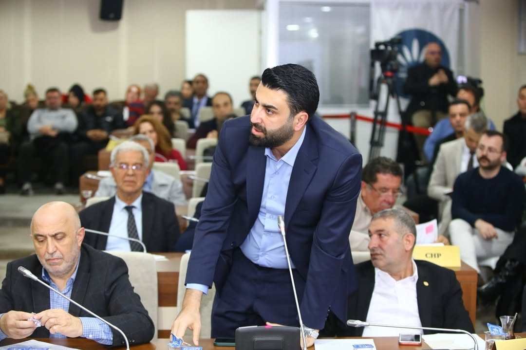 Karabağlar Belediye Meclisi Kasım ayı oturumunda konuşan CHP’li Meclis Üyesi