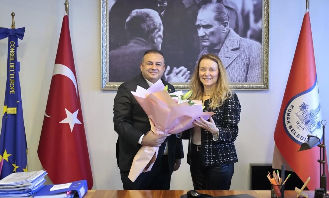 CHP Konak İlçe Başkanı Serkan Kalmaz, yönetim kurulu üyeleriyle birlikte