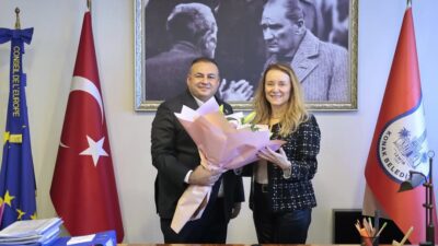 CHP Konak İlçe Başkanı Serkan Kalmaz, yönetim kurulu üyeleriyle birlikte