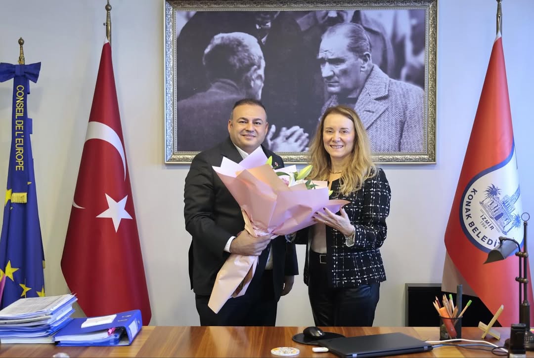 CHP Konak İlçe Başkanı Serkan Kalmaz, yönetim kurulu üyeleriyle birlikte