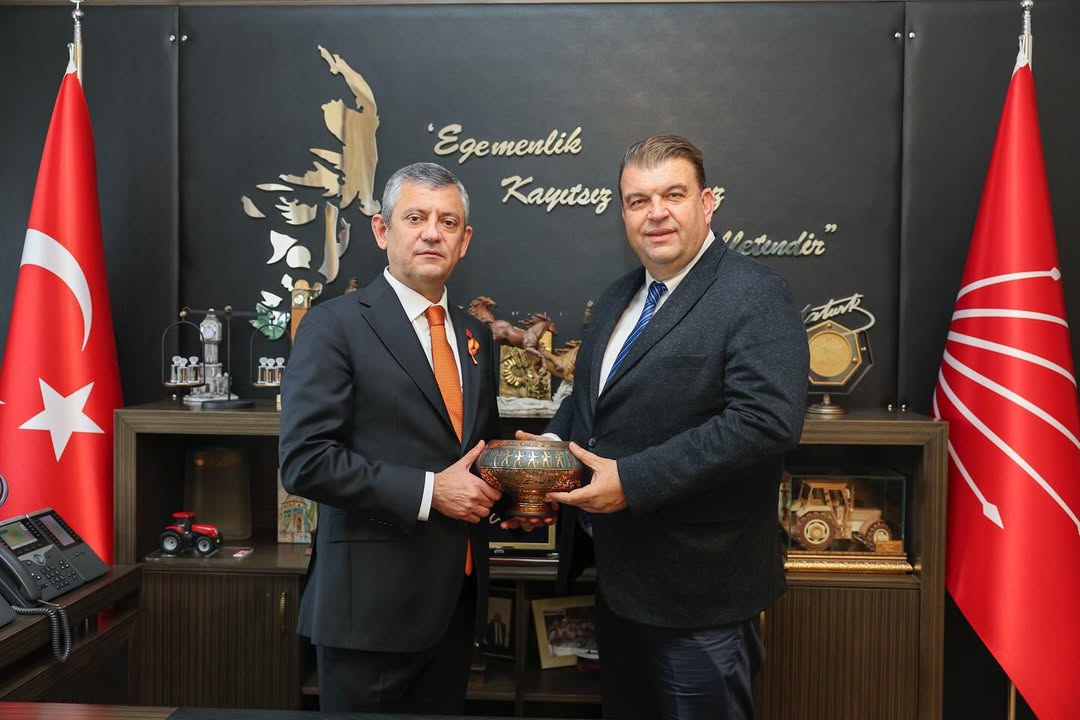 Seferihisar Belediye Başkanı İsmail Yetişkin, CHP Genel Başkanı Özgür Özel’i