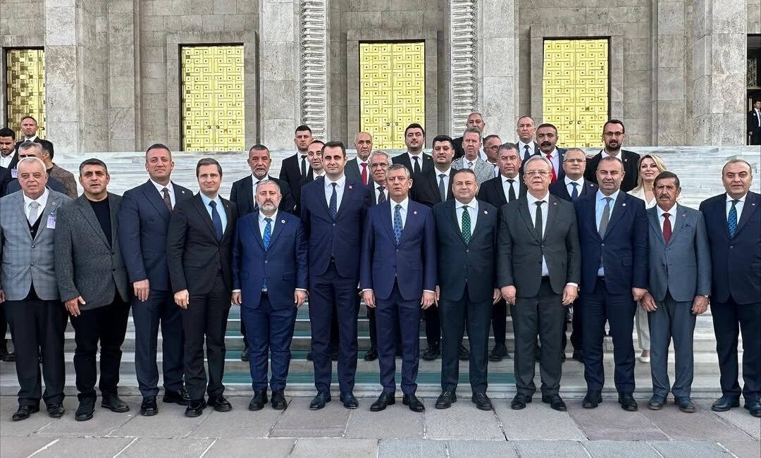 CHP Konak İlçe Başkanı Serkan Kalmaz, Genel Başkan Özgür Özel’i