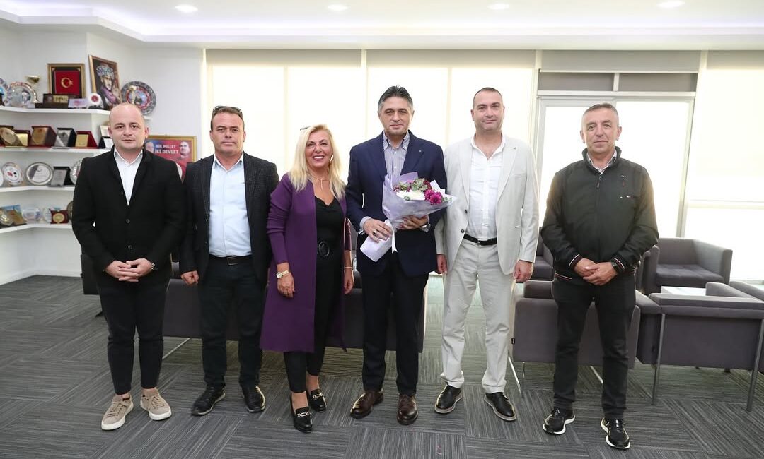 Foça’ya bağlı bazı mahalle muhtarlarının Aliağa Belediye Başkanı Serkan Acar’ı