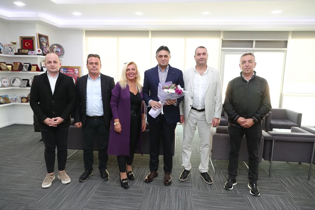 Foça’ya bağlı bazı mahalle muhtarlarının Aliağa Belediye Başkanı Serkan Acar’ı