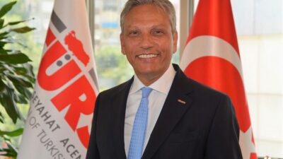 TÜRSAB seçimlerinde Firuz Bağlıkaya rekor oyla yeniden başkan seçildi. Mavi