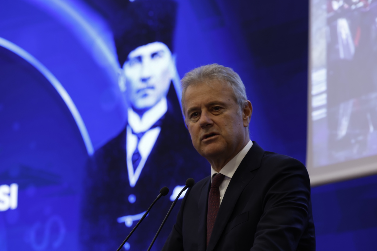 İzmir Ticaret Odası (İZTO) Yönetim Kurulu Başkanı Mahmut Özgener, 10