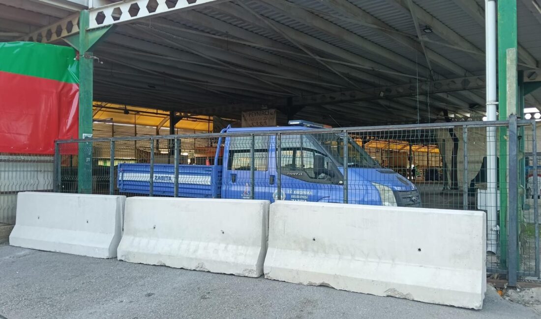Karşıyaka Belediyesi’nin tadilatı gerekçe göstererek Pazaryeri girişine yaptığı barikat bu