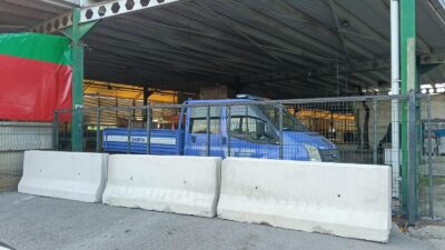 Karşıyaka Belediyesi’nin tadilatı gerekçe göstererek Pazaryeri girişine yaptığı barikat bu