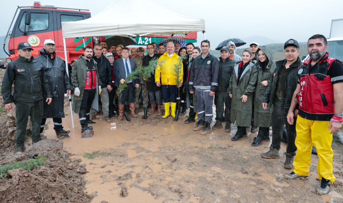 Menemen’de 11 Kasım Milli Ağaçlandırma Günü, sağanak yağışa rağmen fidan
