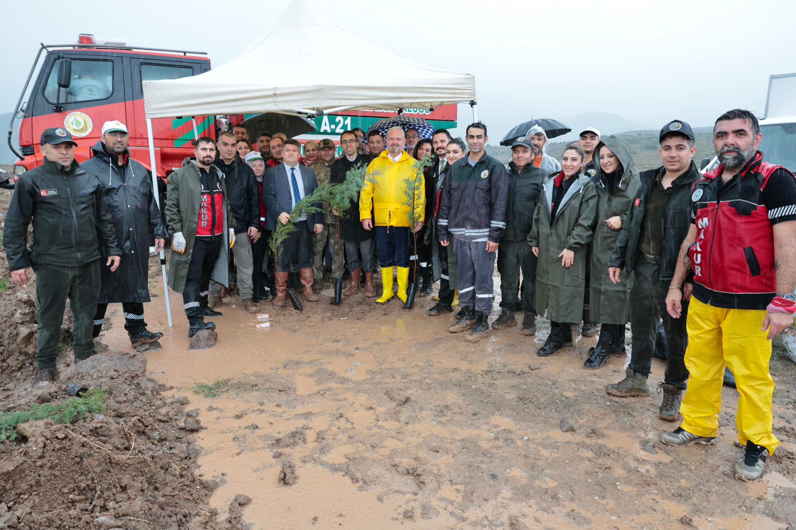 Menemen’de 11 Kasım Milli Ağaçlandırma Günü, sağanak yağışa rağmen fidan