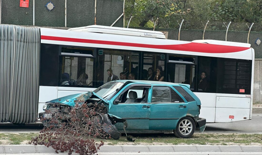 Buca Nato Kavşağı’nda kontrolden çıkan otomobil, elektrik direğine çarparak devrildi