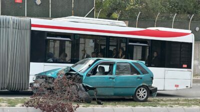 Buca Nato Kavşağı’nda kontrolden çıkan otomobil, elektrik direğine çarparak devrildi
