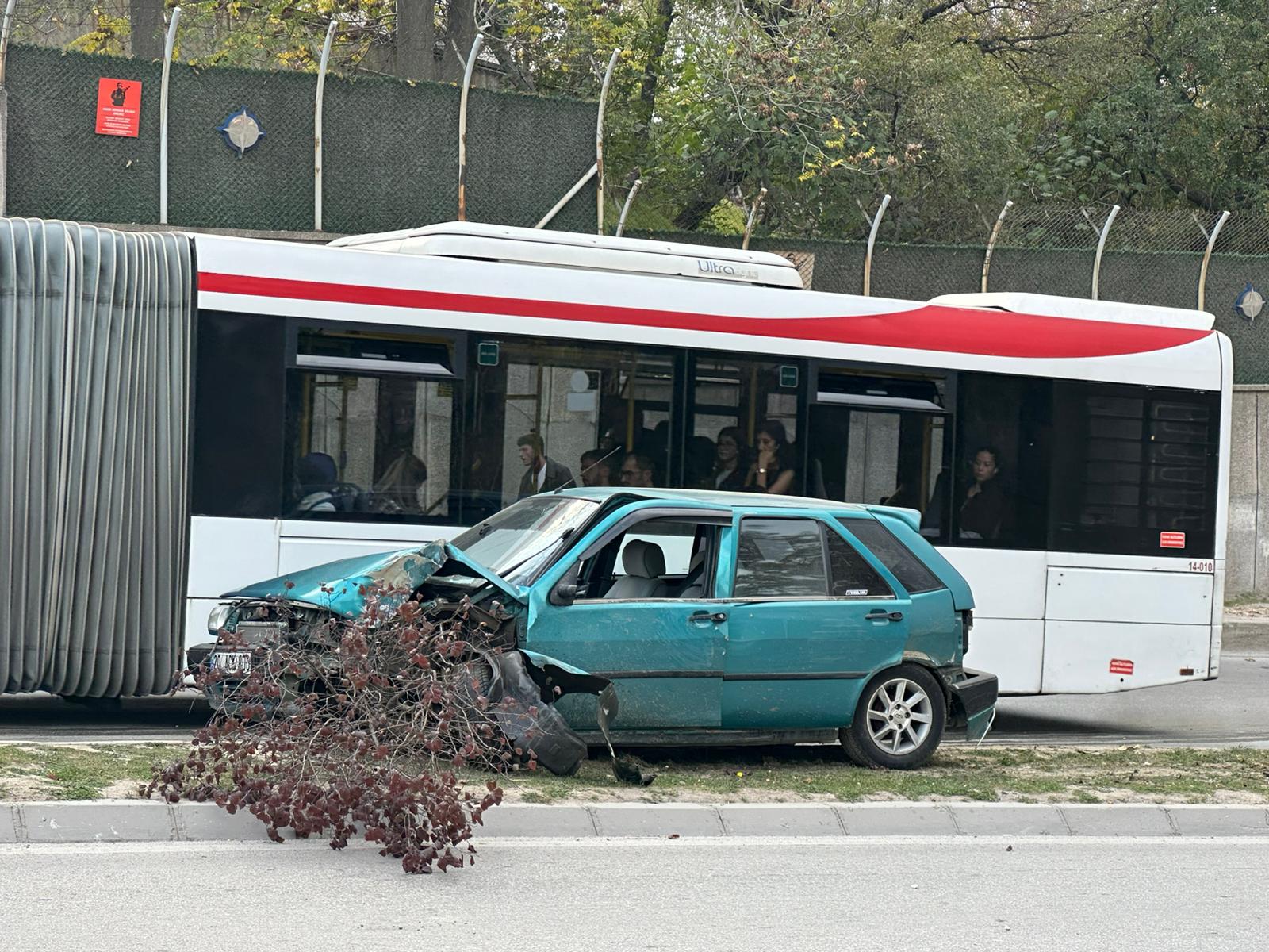 Buca Nato Kavşağı’nda kontrolden çıkan otomobil, elektrik direğine çarparak devrildi