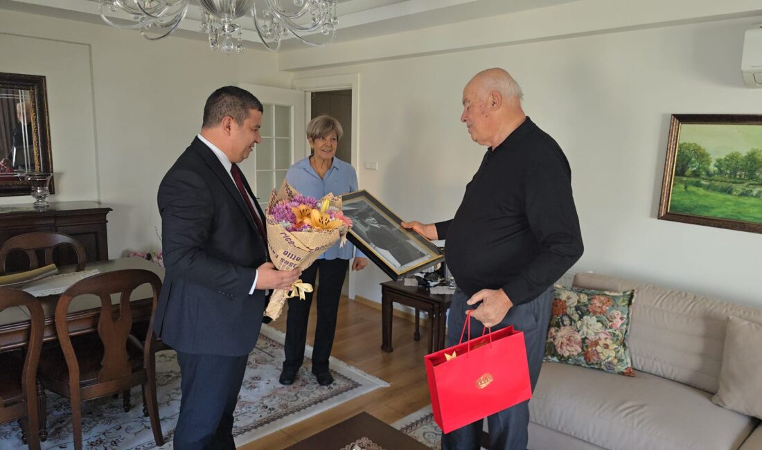 Tire Belediye Başkanı Hayati Okuroğlu, 24 Kasım Öğretmenler Günü’nde lise