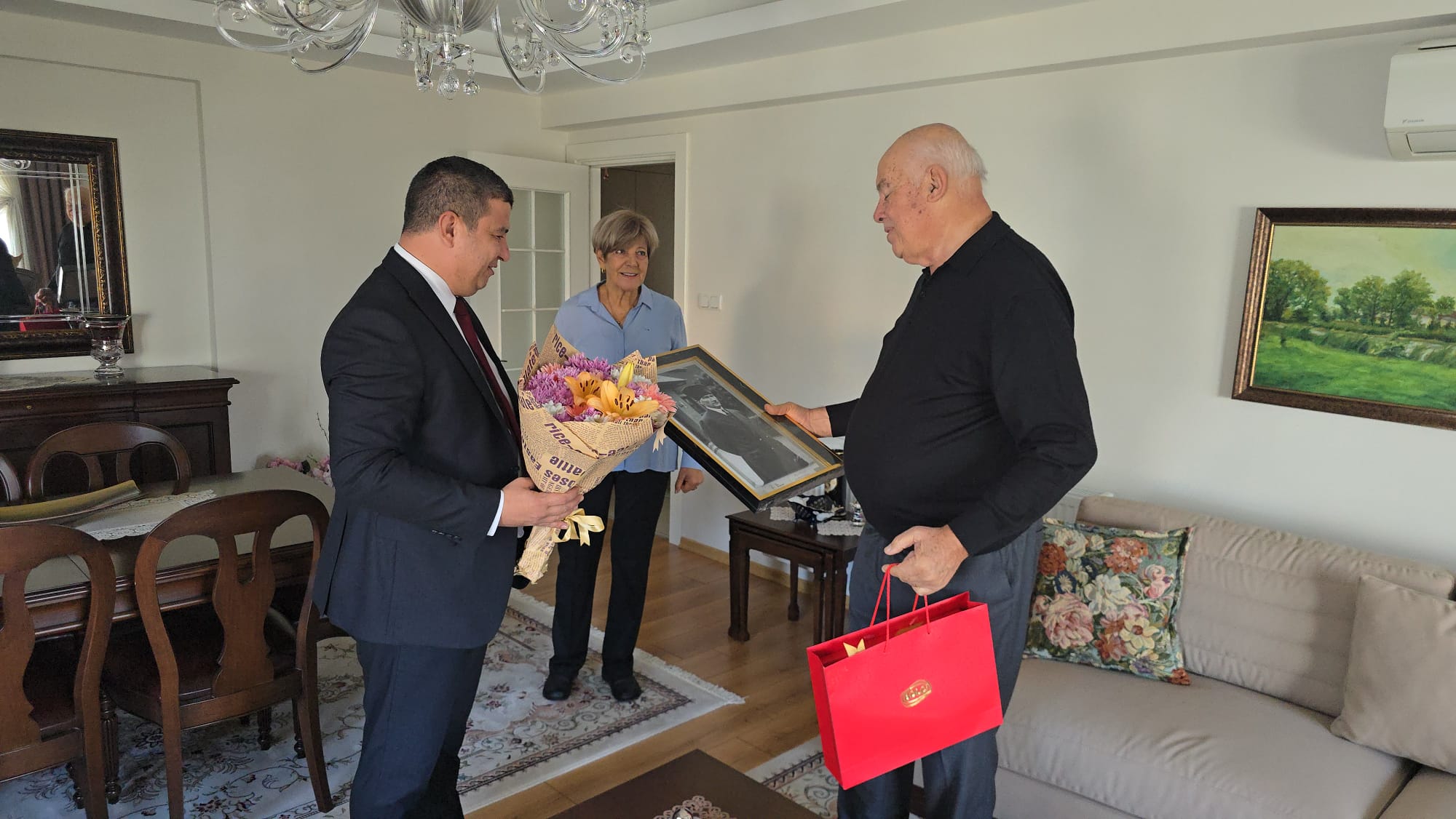 Tire Belediye Başkanı Hayati Okuroğlu, 24 Kasım Öğretmenler Günü’nde lise