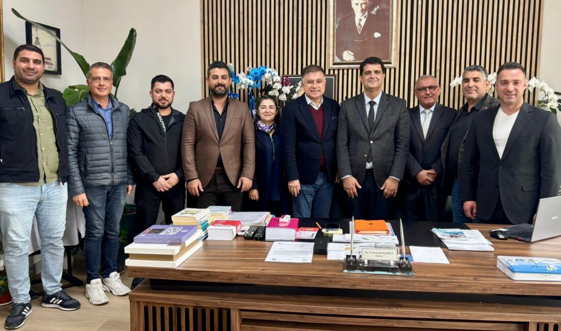 DEVA Partisi İzmir İl Başkanı Aybar Uygur, İzmir Eczacılar Odası’nı