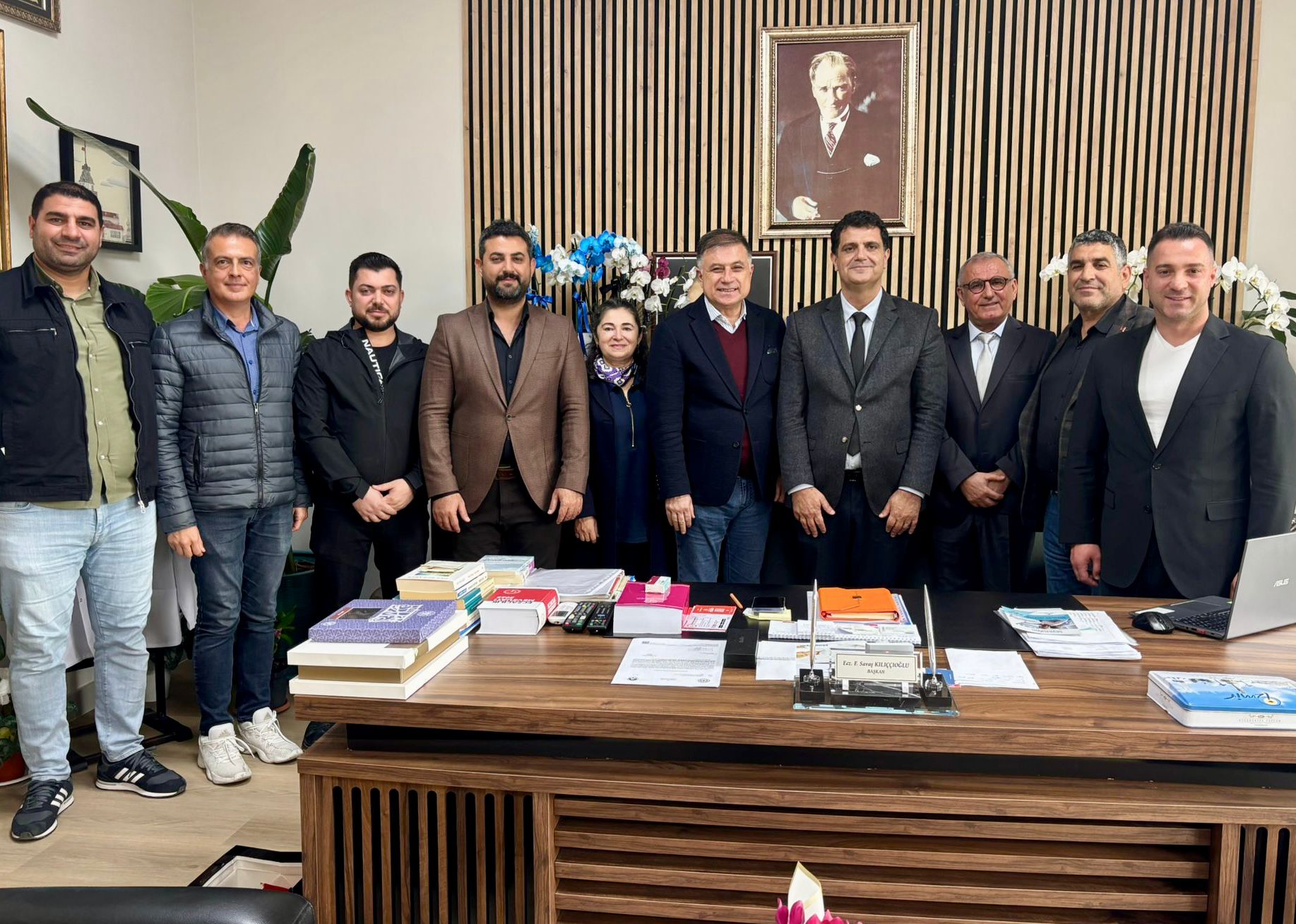 DEVA Partisi İzmir İl Başkanı Aybar Uygur, İzmir Eczacılar Odası’nı