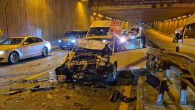 Aydın-Denizli kara yolunda otomobil ile traktörün çarpışması sonucu sürücü yaralandı,