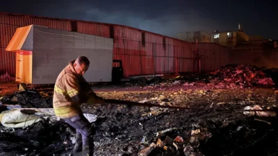 Buca Seyhan Mahallesi’nde plastik ve molozların bulunduğu alanda çıkan yangında