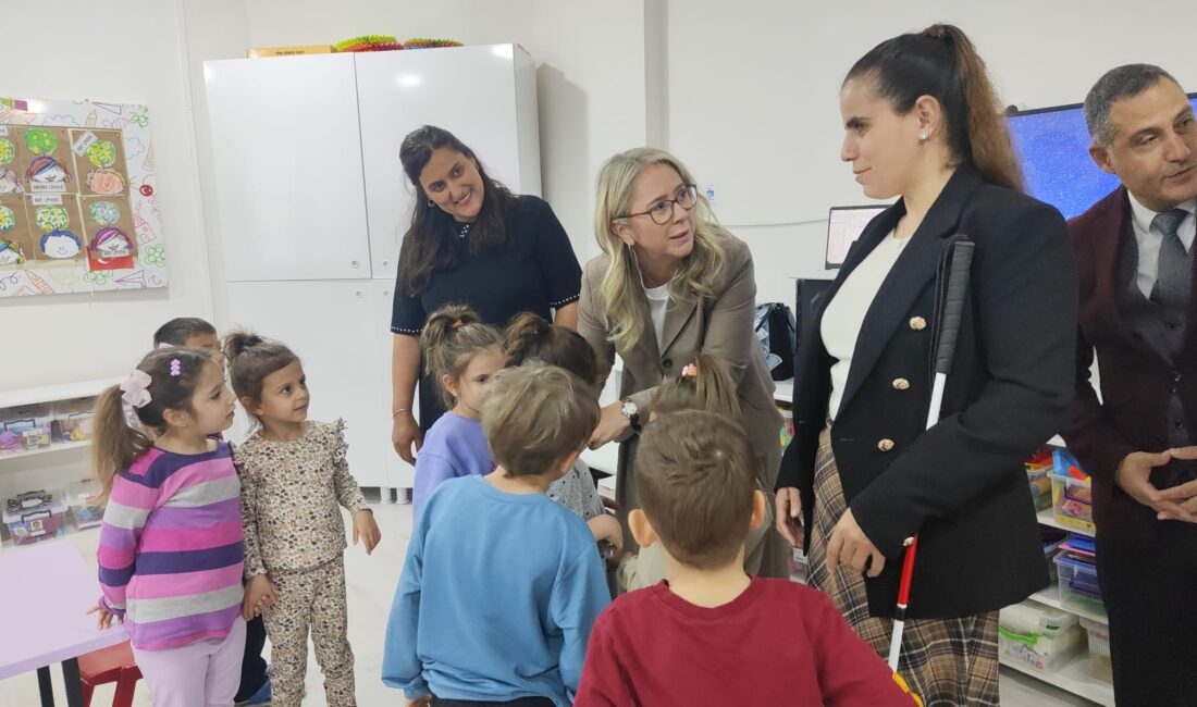 AK Parti İzmir Milletvekili Ceyda Bölünmez Çankırı, Öğretmenler Günü’nde minik