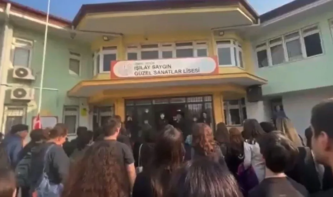 Işılay Saygın Güzel Sanatlar Lisesi’nde 10 Kasım töreninde öğrenciler, okul
