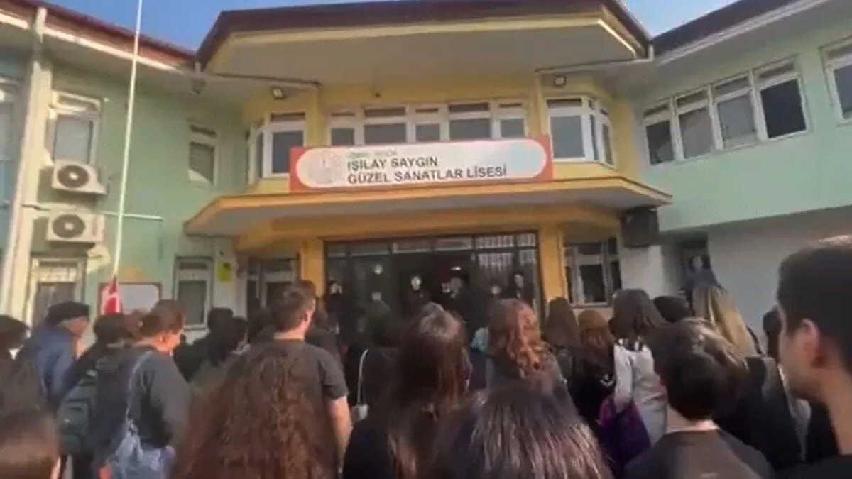 Işılay Saygın Güzel Sanatlar Lisesi’nde 10 Kasım töreninde öğrenciler, okul