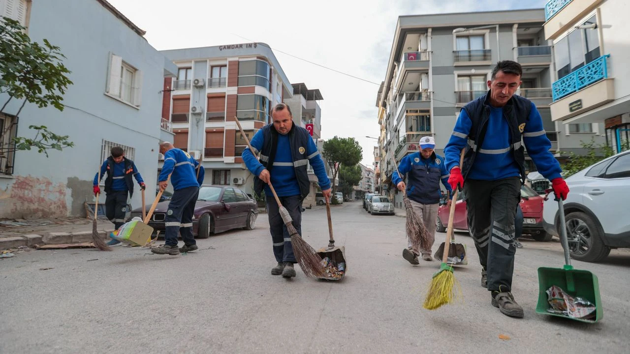 Buca Belediyesi ekipleri, 47 mahallede eş zamanlı temizlik seferberliği başlattı.
