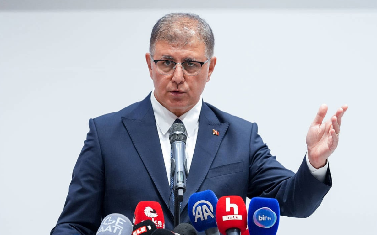 İzmir Büyükşehir Belediye Başkanı Cemil Tugay, Karabağlar’da üç muhtarın “Hizmet