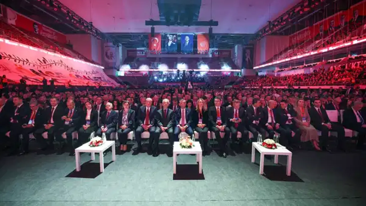 CHP, 17 yıl sonra yenilenen parti programını delegelere sundu. Parti