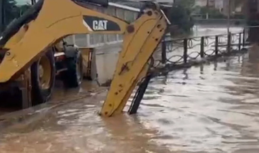İzmir’in Foça ilçesinde sabah saatlerinde başlayan sağanak, cadde ve sokaklarda