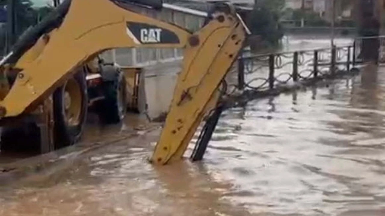 İzmir’in Foça ilçesinde sabah saatlerinde başlayan sağanak, cadde ve sokaklarda