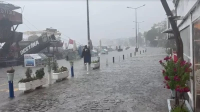 Meteoroloji’nin günler öncesinden uyarı yaptığı sağanak yağış, İzmir’in Foça ilçesinde
