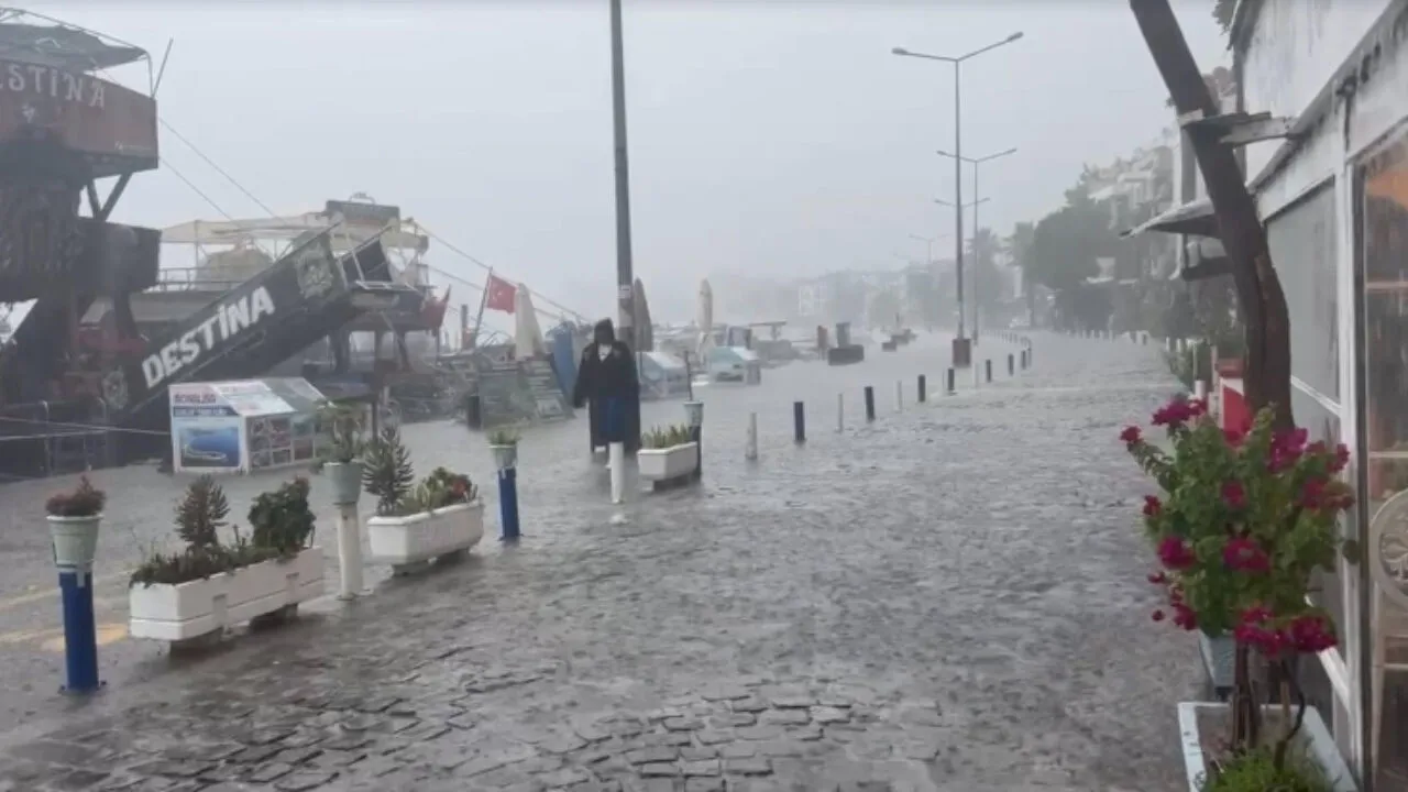 Meteoroloji’nin günler öncesinden uyarı yaptığı sağanak yağış, İzmir’in Foça ilçesinde