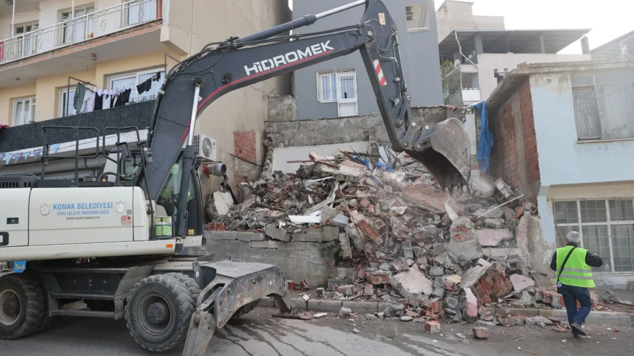 Konak Belediyesi, kent estetiğini bozan ve güvenlik riski oluşturan metruk