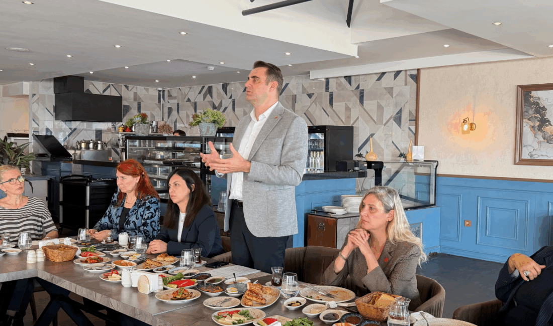 CHP İzmir İl Başkanı Çağatay Güç, kadın yöneticilerle bir araya