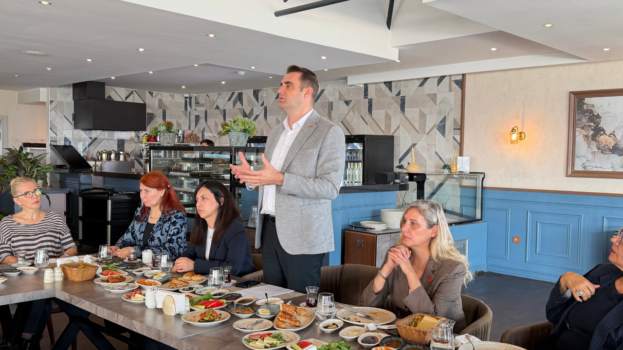 CHP İzmir İl Başkanı Çağatay Güç, kadın yöneticilerle bir araya