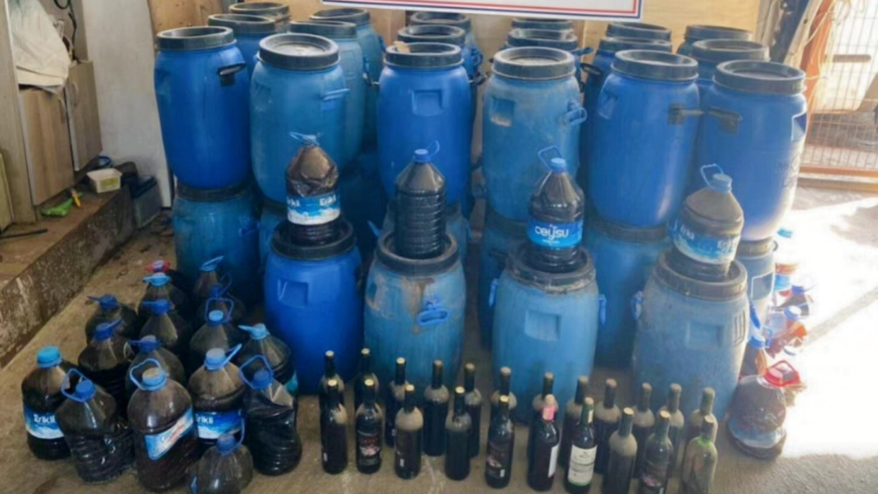 Selçuk’ta jandarmanın dört adrese yaptığı eş zamanlı operasyonda 1.297 litre