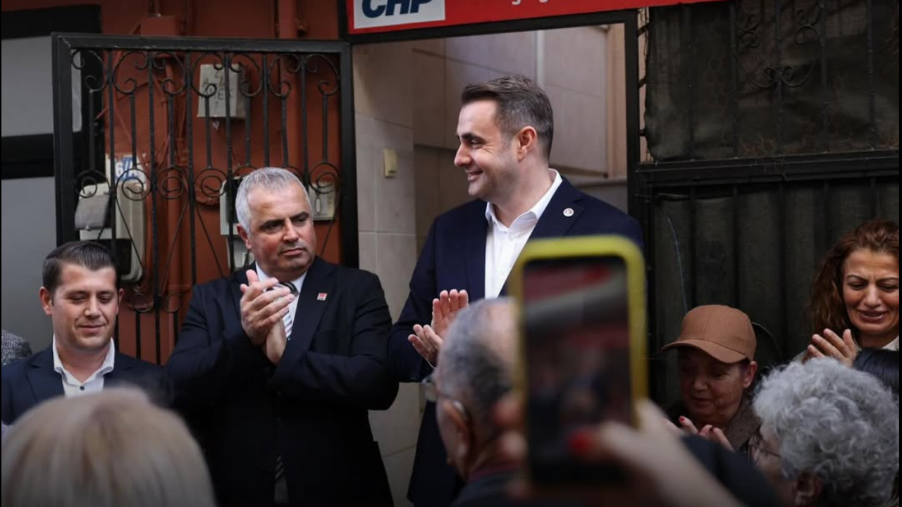 CHP İzmir İl Başkanı Çağatay Güç, il yöneticileri ve parti