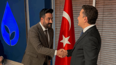 İzmirli iş insanı Zafer Arı, DEVA Partisi Buca İlçe Başkanlığı