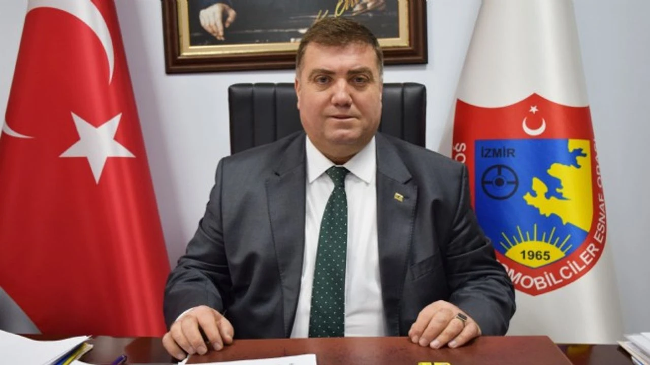 İzmir’de bir araya gelen taksiciler, korsan taşımacılığa karşı tepki gösterdi.