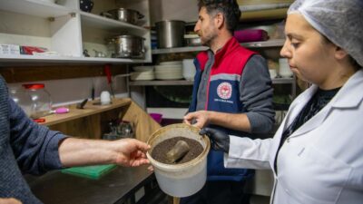 Kuşadası Belediyesi, sokak lezzeti satışı yapan işletmeleri denetledi. Hijyen şartlarına