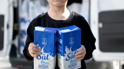 Kuşadası Belediyesi, 2025’te 116 bin litre süt dağıtarak çocukların sağlıklı