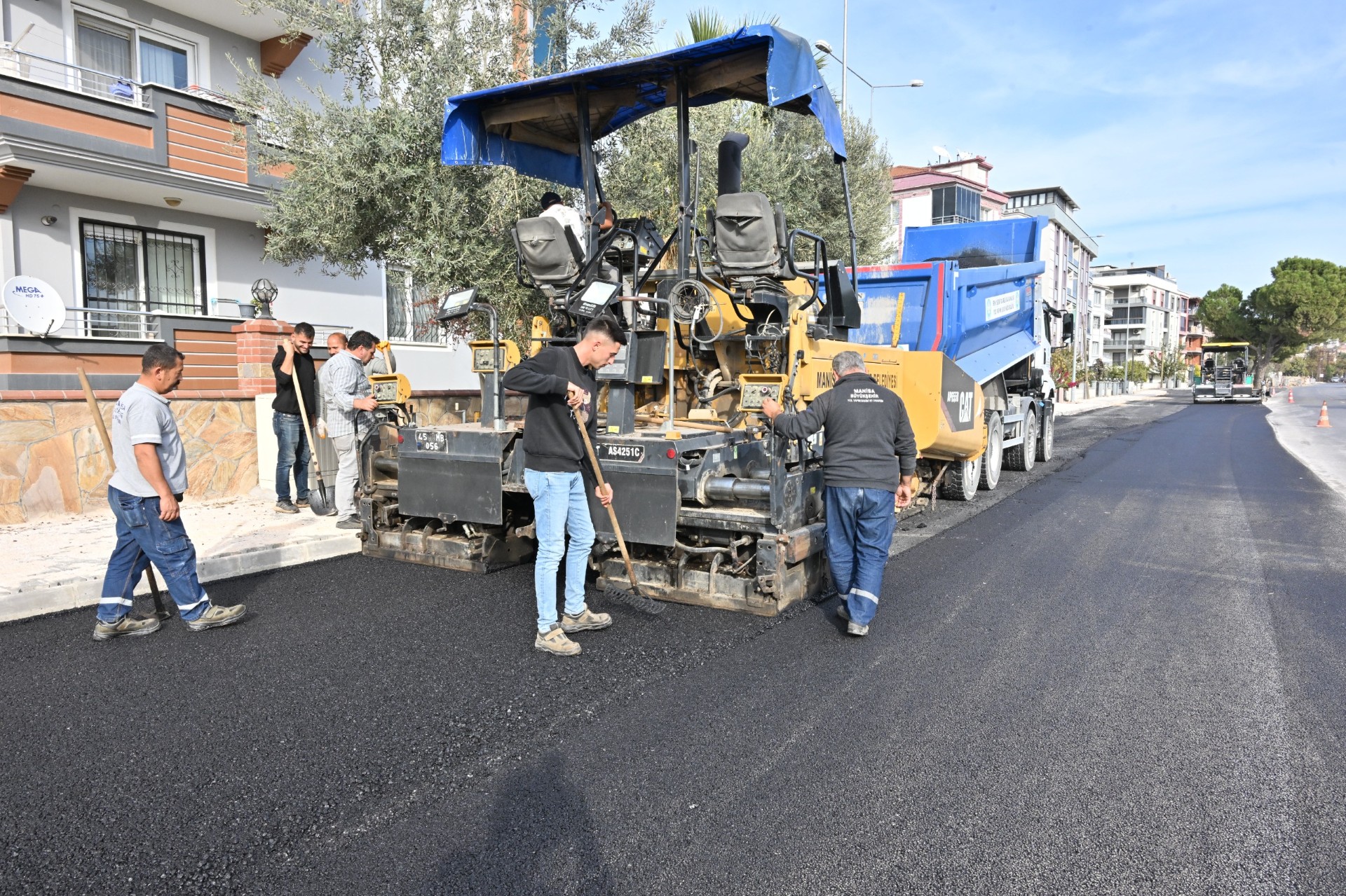 Manisa Büyükşehir Belediyesi, Hürriyet Mahallesi’nde 9 bin ton sıcak asfalt