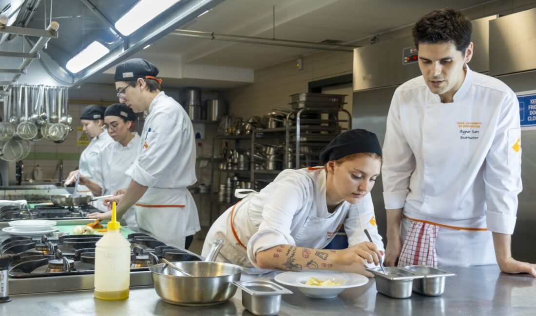 İEÜ Gıda Mühendisliği Bölüm Başkanı Prof. Dr. Nazan Turhan, ev