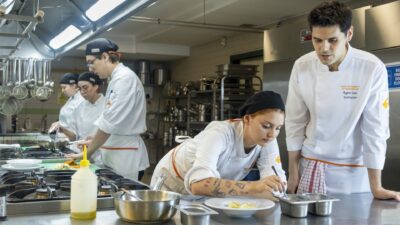 İEÜ Gıda Mühendisliği Bölüm Başkanı Prof. Dr. Nazan Turhan, ev