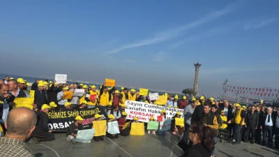 İzmir’de taksi şoförleri, korsan taşımacılığa dikkat çekmek için konvoy düzenledi.