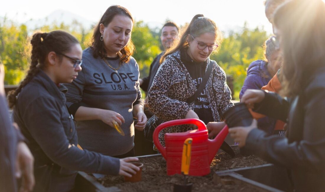 İzmir Büyükşehir Belediyesi’nin “Parkta Etkinlik Var” projesindeki “Tohumdan Sofraya” etkinliğine